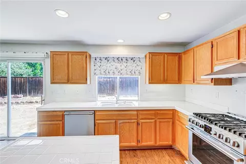Kitchen - 833 Pheasant St, Corona, CA 92881 photo 5 of 5