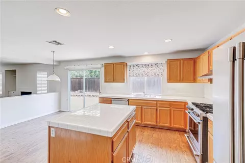Kitchen - 833 Pheasant St, Corona, CA 92881 photo 2 of 5