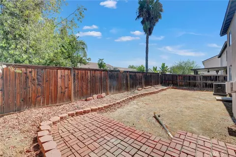 Exterior - 833 Pheasant St, Corona, CA 92881 photo 9 of 10