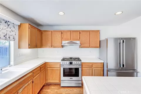 Kitchen - 833 Pheasant St, Corona, CA 92881 photo 4 of 5
