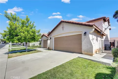 Exterior - 833 Pheasant St, Corona, CA 92881 photo 4 of 10