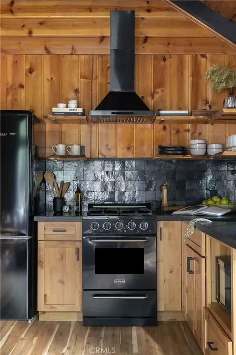 Kitchen - 29535 Torrey Rd, Cedar Glen, CA 92321 photo 2 of 3