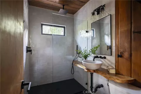 Bath - 29535 Torrey Rd, Cedar Glen, CA 92321 photo 1 of 2