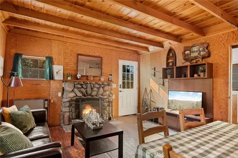 Living - 2478 Elko, Arrowbear Lake, CA 92382 photo 2 of 3