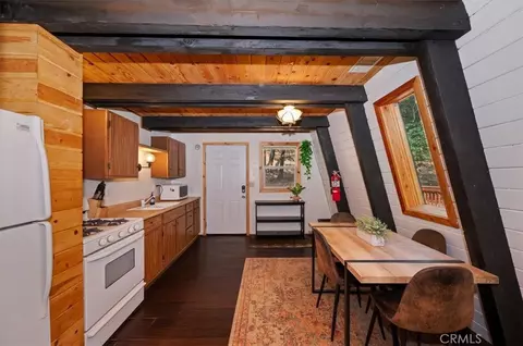 Dining - 1323 Silverado, Big Bear City, CA 92314 photo 3 of 3