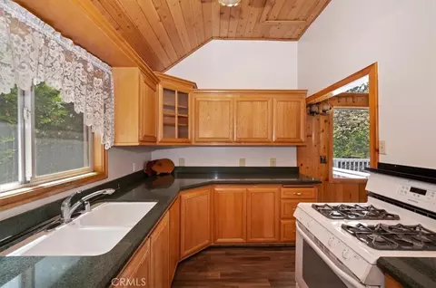 Kitchen - 932 Cedar Dr, Crestline, CA 92325 photo 4 of 5