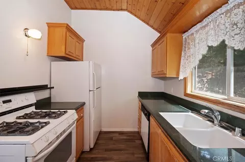Kitchen - 932 Cedar Dr, Crestline, CA 92325 photo 2 of 5