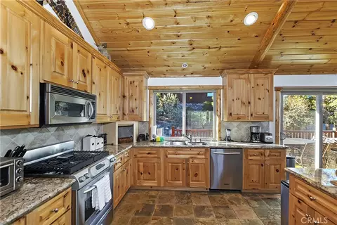 Kitchen - 42311 Eagle Ridge Dr, Big Bear Lake, CA 92315 photo 3 of 5