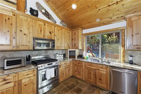 Kitchen - 42311 Eagle Ridge Dr, Big Bear Lake, CA 92315 photo 4 of 5