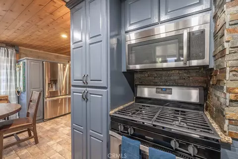 Kitchen - 500 E Mdw, Big Bear City, CA 92314 photo 3 of 4