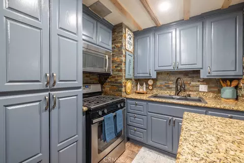 Kitchen - 500 E Mdw, Big Bear City, CA 92314 photo 2 of 4