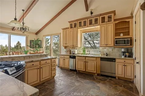 Kitchen - 27920 Matterhorn, Lake Arrowhead, CA 92352 photo 4 of 4