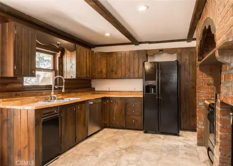 Kitchen - 925 E Ln, Big Bear City, CA 92314 photo 1 of 5