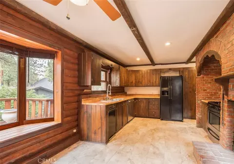 Kitchen - 925 E Ln, Big Bear City, CA 92314 photo 4 of 5