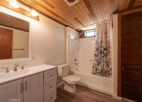 Bath - 925 E Ln, Big Bear City, CA 92314 photo 3 of 3