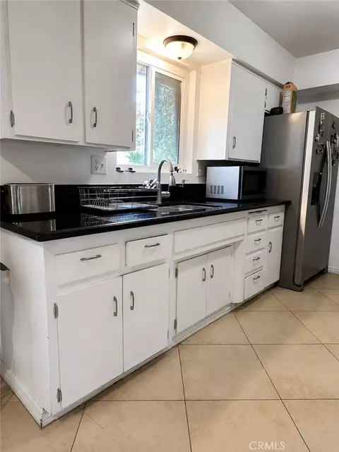 Kitchen - 17391 Sequoia, Hesperia, CA 92345 photo 2 of 4