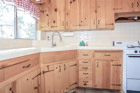 Kitchen - 630 Pine, Sugarloaf, CA 92386 photo 2 of 2