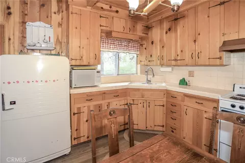Kitchen - 630 Pine, Sugarloaf, CA 92386 photo 1 of 2