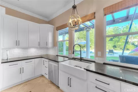 Kitchen - 13385 Canyon Hts, Yucaipa, CA 92399 photo 10 of 11