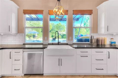 Kitchen - 13385 Canyon Hts, Yucaipa, CA 92399 photo 11 of 11