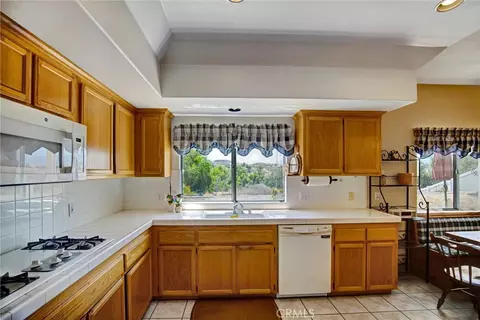 Kitchen - 14035 Moonridge, Riverside, CA 92503 photo 3 of 4