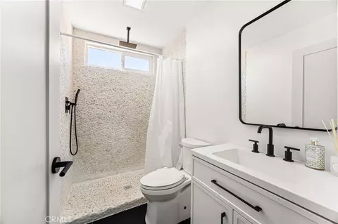 Bath - 254 Hawthorne St, Rialto, CA 92376 photo 1 of 3