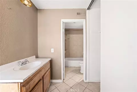 Bath - 254 Hawthorne St, Rialto, CA 92376 photo 2 of 3