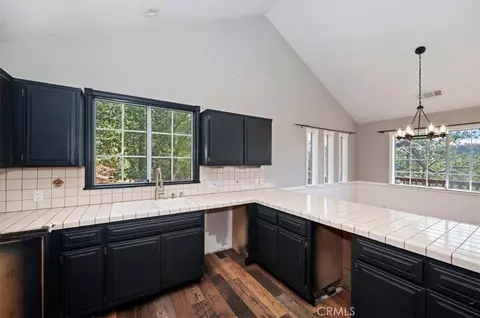 Kitchen - 26620 Modoc, Lake Arrowhead, CA 92352 photo 2 of 2