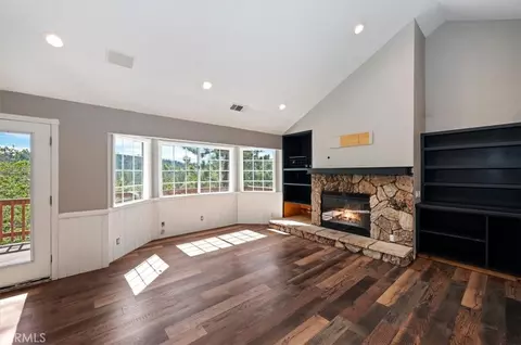 Living - 26620 Modoc, Lake Arrowhead, CA 92352 photo 2 of 5
