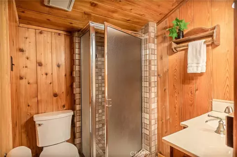 Bath - 24251 Great View Dr, Crestline, CA 92325 photo 1 of 4