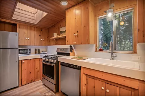 Kitchen - 24251 Great View Dr, Crestline, CA 92325 photo 2 of 3
