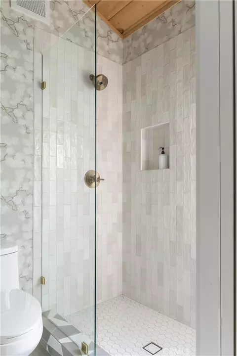 Bath - 1340 Yosemite, Lake Arrowhead, CA 92352 photo 2 of 5
