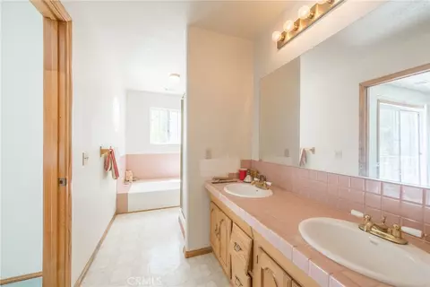 Bath - 499 Bel Air Dr, Lake Arrowhead, CA 92352 photo 3 of 4