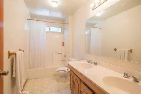 Bath - 499 Bel Air Dr, Lake Arrowhead, CA 92352 photo 2 of 4