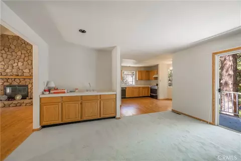 Living - 499 Bel Air Dr, Lake Arrowhead, CA 92352 photo 3 of 6