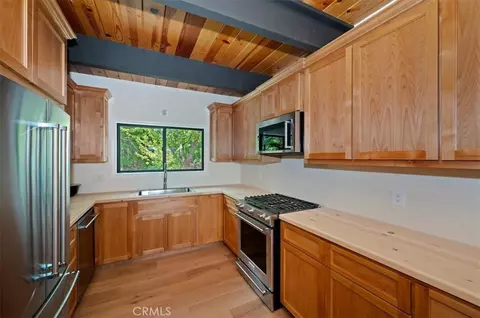Kitchen - 359 John Muir Rd, Lake Arrowhead, CA 92352 photo 2 of 4