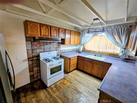 981 Lausanne Dr, Crestline, CA 92325 photo 4