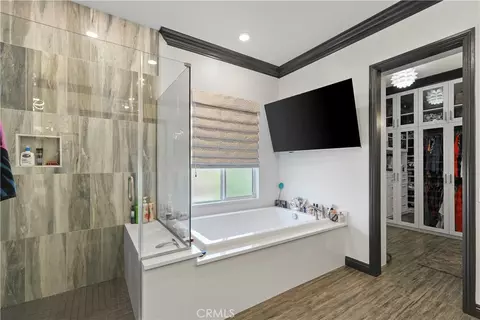 Bath - 16282 Ginger Crk, Riverside, CA 92504 photo 4 of 4