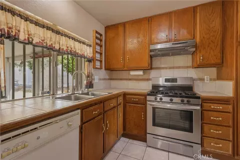 Kitchen - 3148 Atlantic Ave, Highland, CA 92346 photo 3 of 4