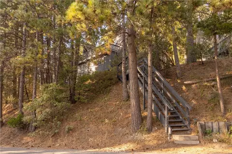 Exterior - 399 Rainier Rd, Lake Arrowhead, CA 92352 photo 6 of 9