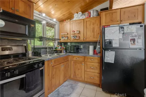 Kitchen - 32892 Lone Pne, Running Springs, CA 92382 photo 2 of 2