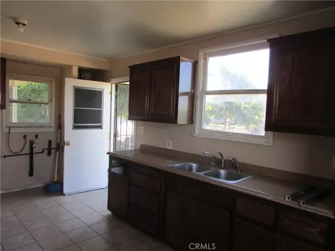 Kitchen - 1345 Turquoise Ave, Mentone, CA 92359 photo 4 of 5
