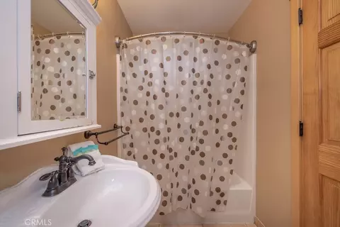 Bath - 630 Summit Blvd, Big Bear Lake, CA 92315 photo 7 of 14