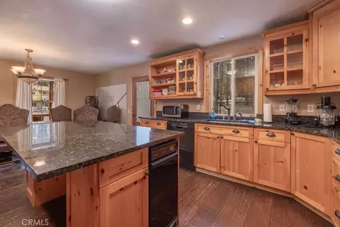 Kitchen - 630 Summit Blvd, Big Bear Lake, CA 92315 photo 4 of 5