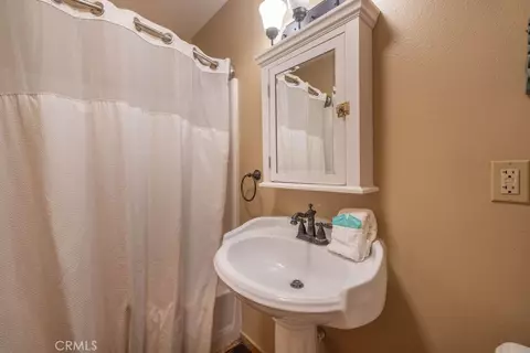 Bath - 630 Summit Blvd, Big Bear Lake, CA 92315 photo 6 of 14
