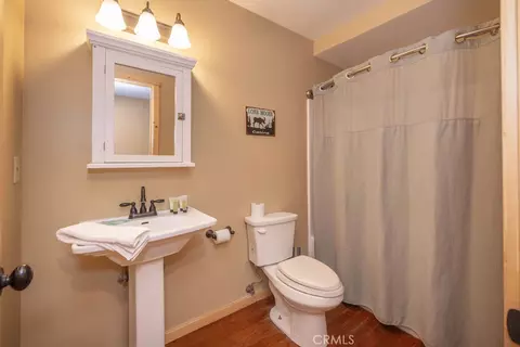 Bath - 630 Summit Blvd, Big Bear Lake, CA 92315 photo 12 of 14
