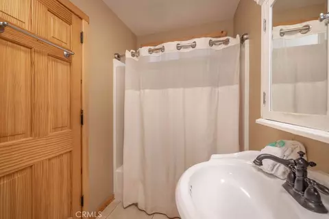 Bath - 630 Summit Blvd, Big Bear Lake, CA 92315 photo 8 of 14