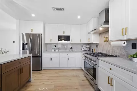 Kitchen - 19055 Majela, Apple Valley, CA 92307 photo 3 of 6
