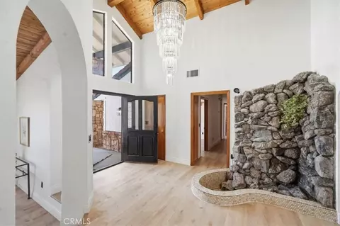 Entry Way - 19055 Majela, Apple Valley, CA 92307 photo 6 of 8