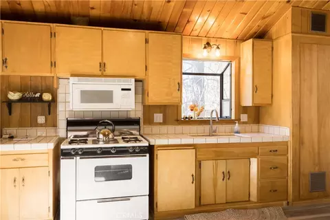 Kitchen - 107 E Aeroplane Blvd, Big Bear City, CA 92314 photo 2 of 2